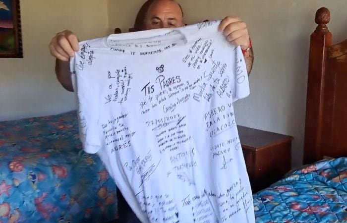 Ginés Corregüela enseña su camiseta dedicada 