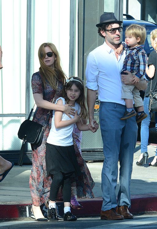 Sacha Baron Cohen e Isla Fisher con sus hijos