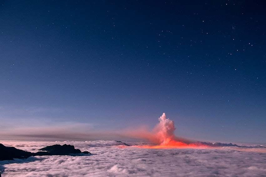 Vista del volcán de La Palma en erupción