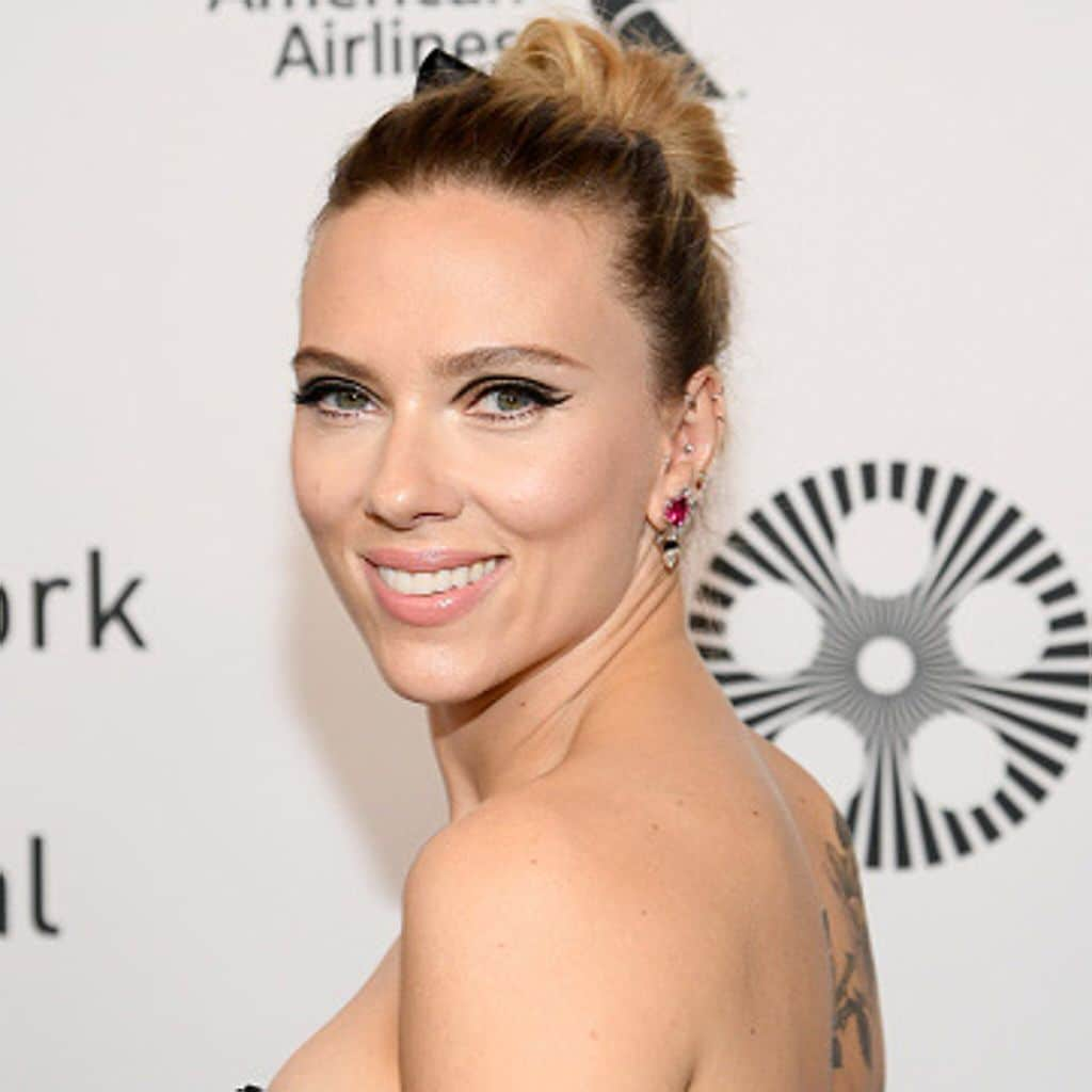 delineado flotante tren entre las famosas scarlett johansson