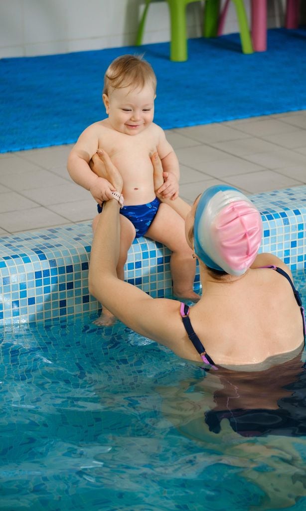 Mamá con bebé en una piscina haciendo actividades acuáticas