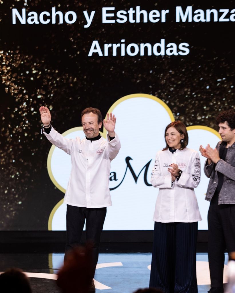 Nacho Manzano, junto a su hermana Esther y su sobrino Jesús, en el escenario tras ser anunciada su tercera estrella