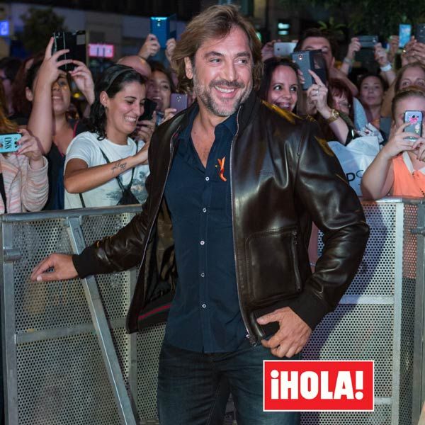 El actor acudió a la presentación vestido de forma informal con vaqueros, camisa azul y cazadora de cuero, no dudó en arropar a su mujer en una importante cita: hacía seis años que la actriz no presentaba un largometraje de producción española
