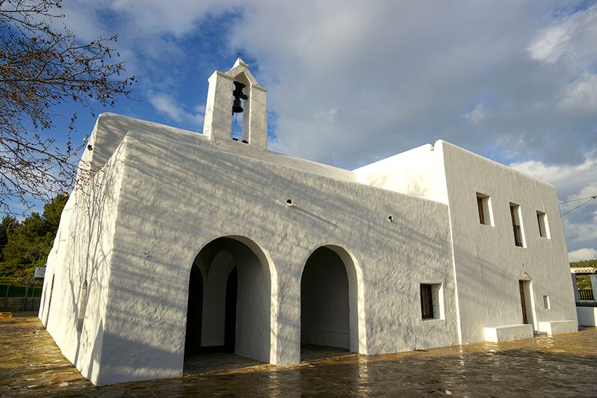 13 iglesia de santa agnes ibiza adobestock378394624