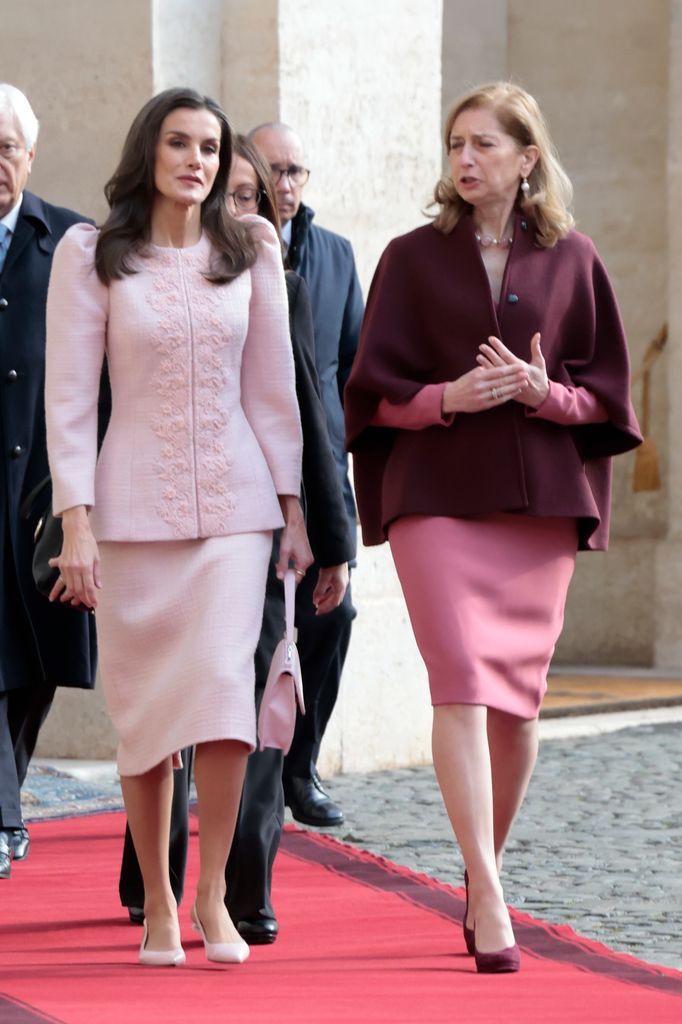 La reina Letizia versiona en Italia un look de tweed rosa estilo años 80 que vimos primero en la pasarela