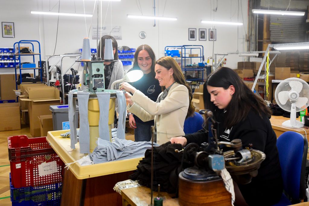 Kate, durante su visita a la fábrica de ropa de punto Corgi