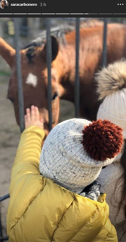 Sara Carbonero hace una 'pausa' para disfrutar del momento en el campo y rodeada de niños