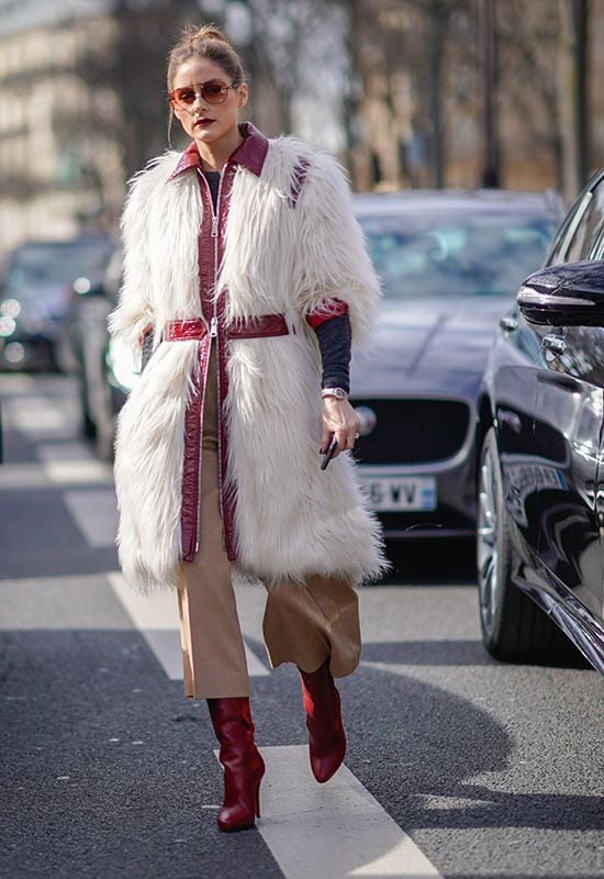 Olivia Palermo con pantalones beige