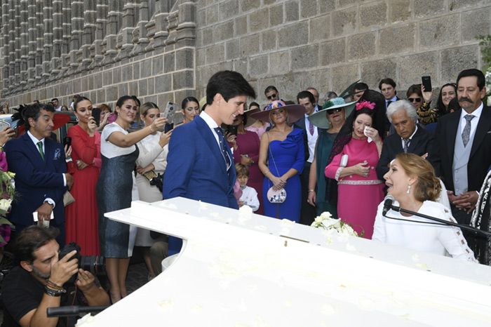 La cantante María Toledo y el torero Esaú Fernández se han dado el 'sí, quiero'