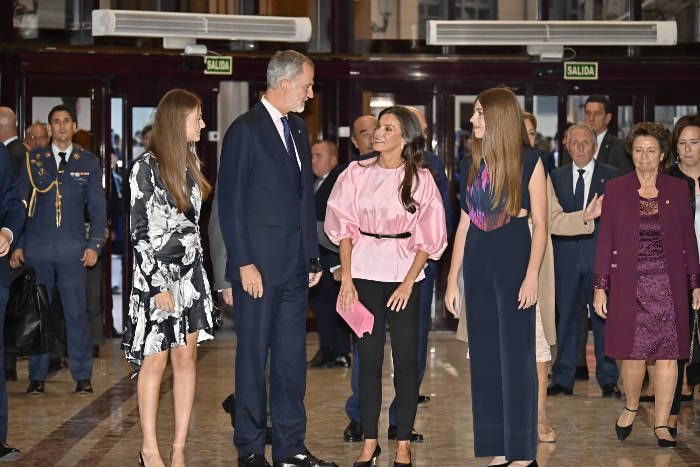 La Reina riendo con su familia en el concierto Premios Princesa de Asturias 2023