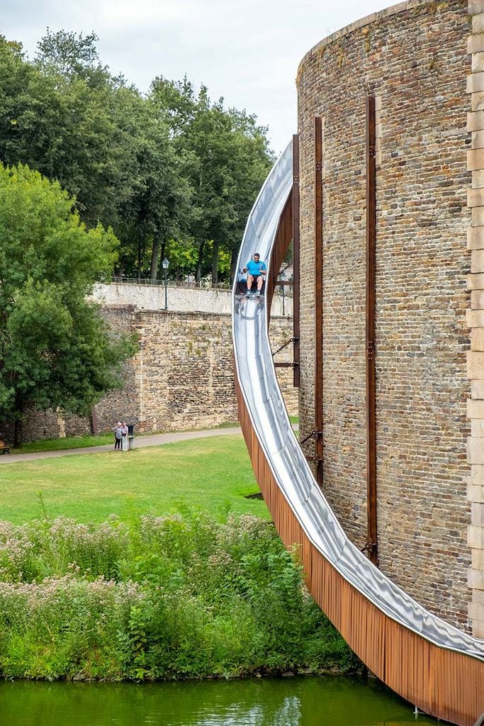 Tobogán junto a las murallas de Nantes, Francia