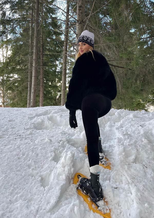 Chiara Ferragni con leggings y abrigo negro en la nieve