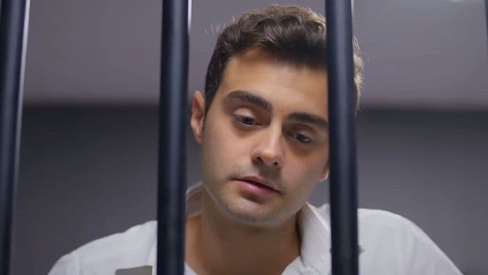 'Hermanos': Ömer es detenido por pegar al padre de una compañera de Emel