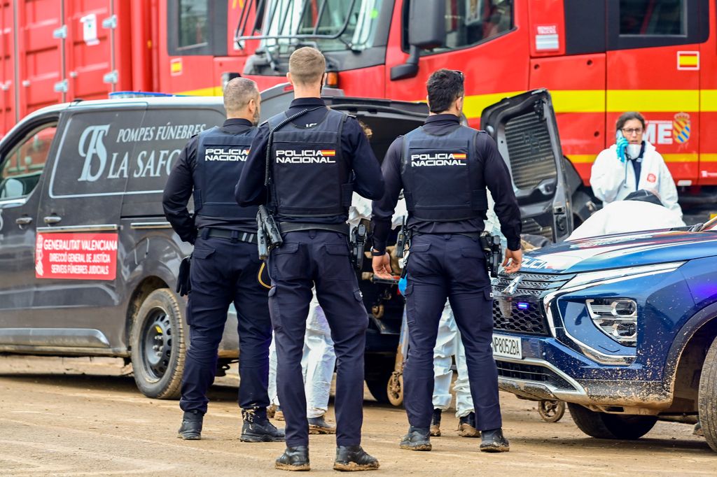 El emotivo mensaje de unos policías cordobeses en una pizarra de un colegio de Paiporta