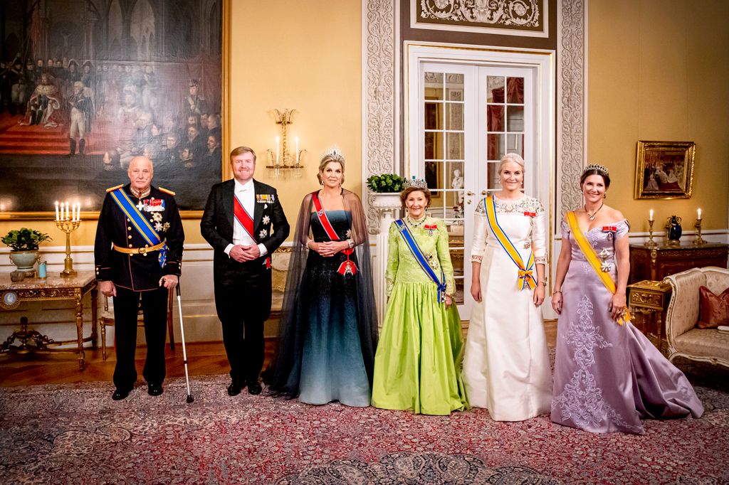 La reina Sonia de Noruega con las princesa Mette-Marit y Marta Luisa durante una cena de Estado en el palacio Real de Oslo