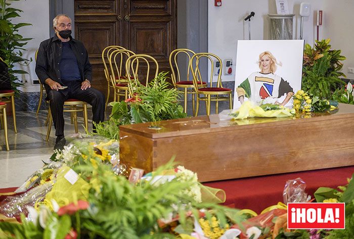 Sergio Japino en la capilla ardiente de Raffaella Carrà