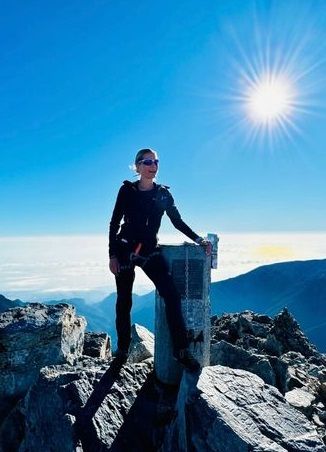 Tatiana Blatnik escalando el Monte Olimpo 