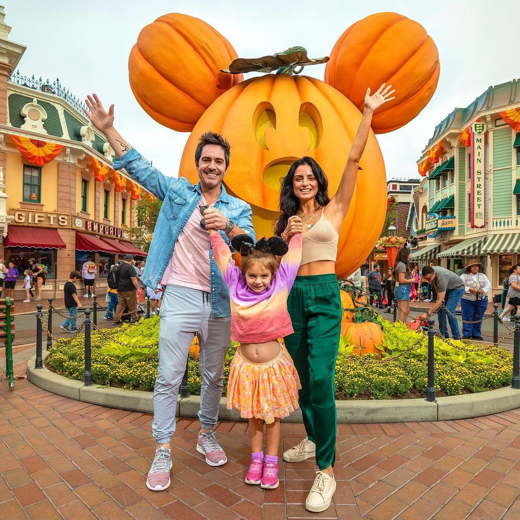 Aislinn Derbez y Mauricio Ochmann con su hija Kailani en Disneyland, en Anaheim, California