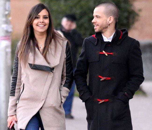 Cristina Pedroche y David Muñoz, paseando muy sonrientes por las calles de Madrid hace escasos días. 