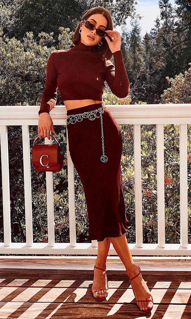 camila coelho con total look de prendas de punto en color burgundy