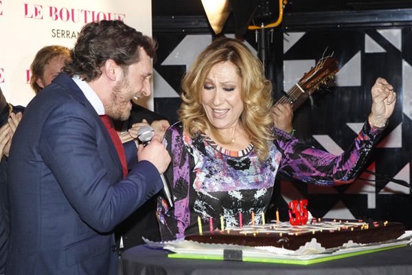 El 'cumpleañero' cantando y bailando con Rosa Benito 