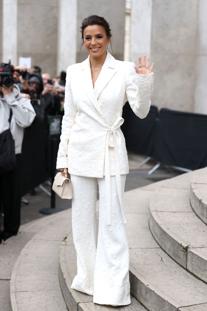 Eva Longoria asiste al desfile de Elie Saab Haute Couture SS25 en París