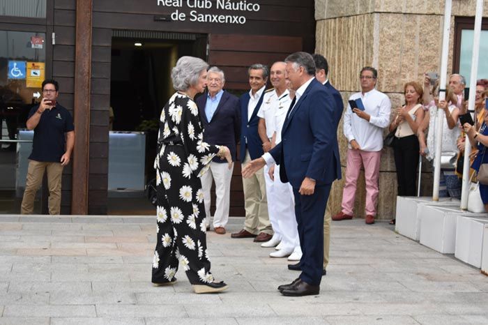 Doña Sofía disfruta con don Juan Carlos de su primera visita a las regatas de Sanxenxo