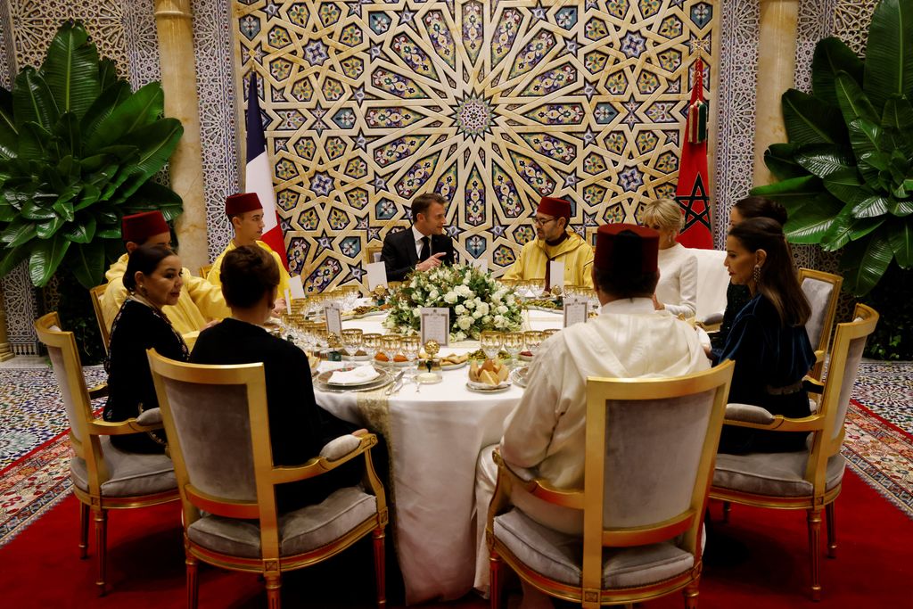 Mohamed VI, Lalla Khadija y Brigitte Macron en una cena de Estado en el Palacio Real de Rabat el 29 de octubre de 2024