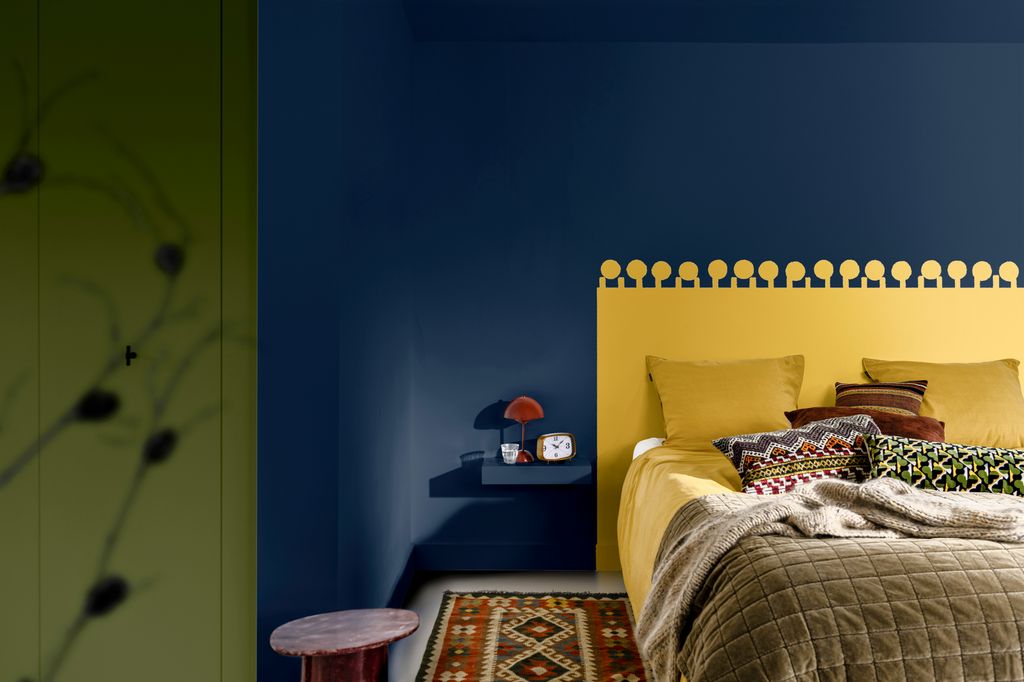 Dormitorio con pared en azul y amarillo