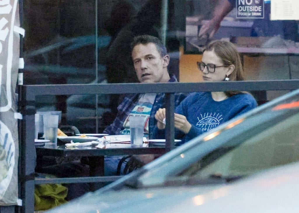 El actor pasó un buen rato con sus hijos Violet y Fin en un restaurante en Los Ángeles.