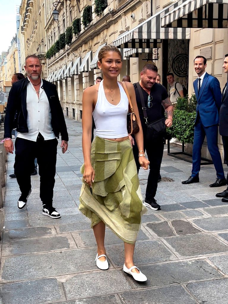 Zendaya en París con falda asimétrica