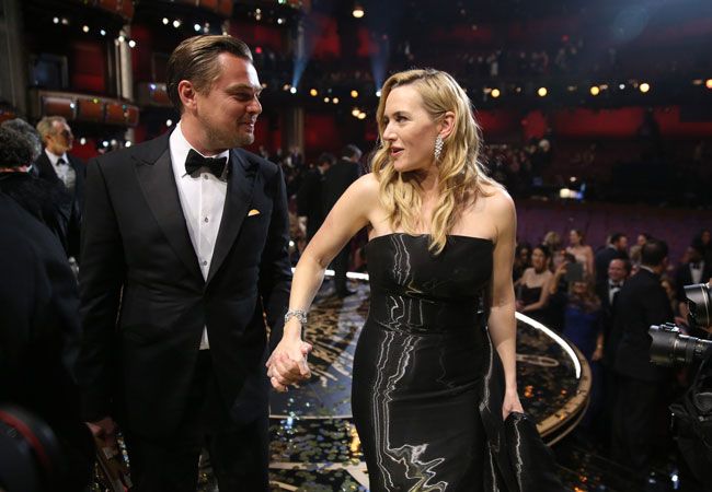 Leonardo DiCaprio y Kate Winslet durante la entrega de los Premios Óscar