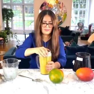 Salma Hayek realiza una bebida a base de mango, coco y mezcal