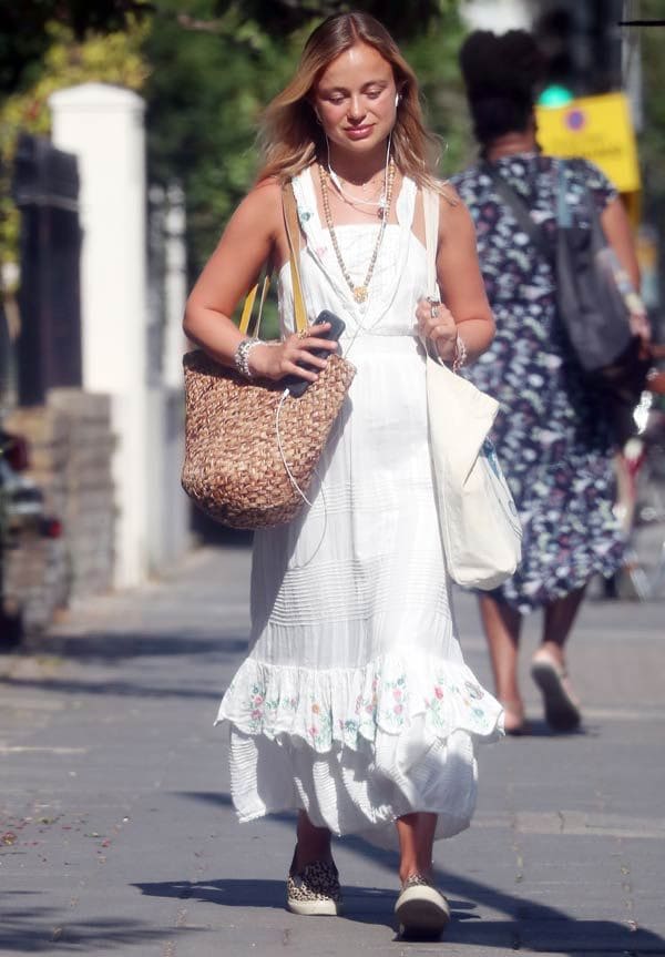 Lady Amelia Windsor con vestido blanco