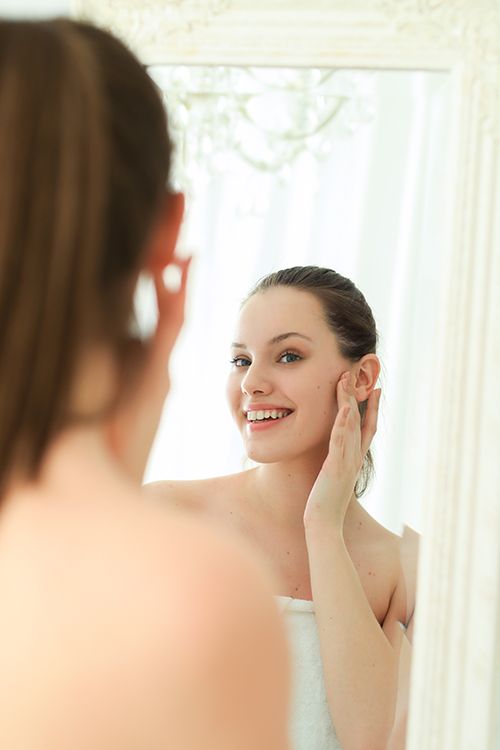 Mujer haciendo su rutina de belleza