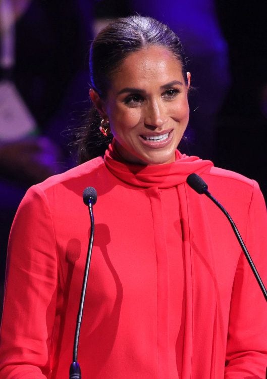 Meghan Markle dando un discurso 