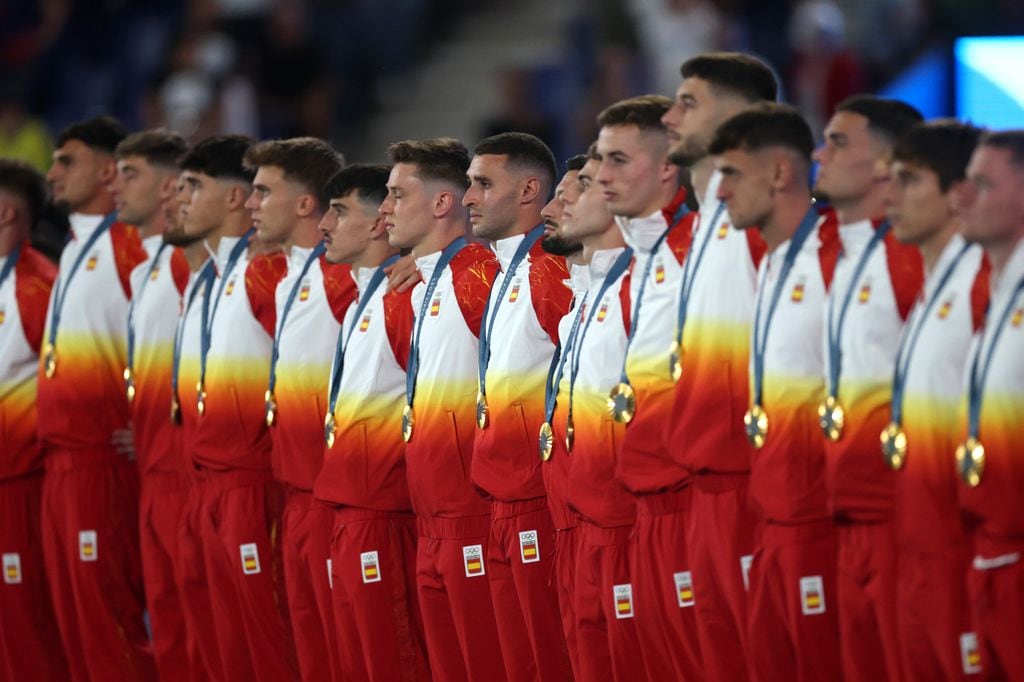 Los jugadores de la selección española de fútbol recibiendo su oro olímpico