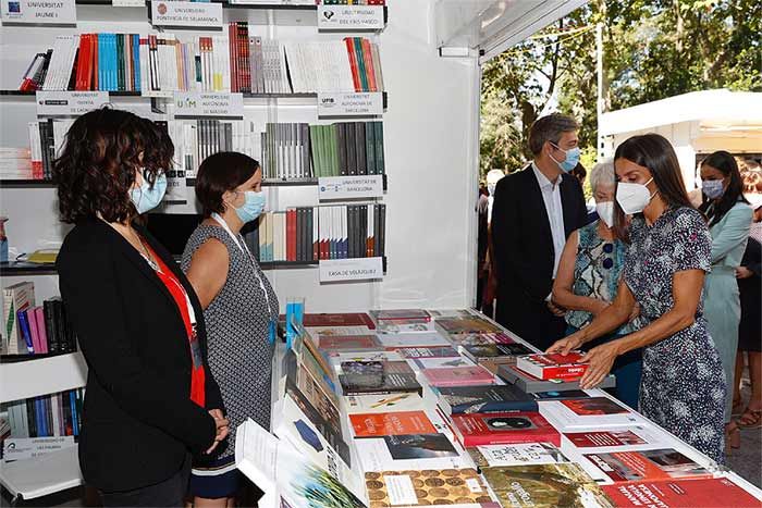 La reina Letizia en la Feria del Libro de Madrid