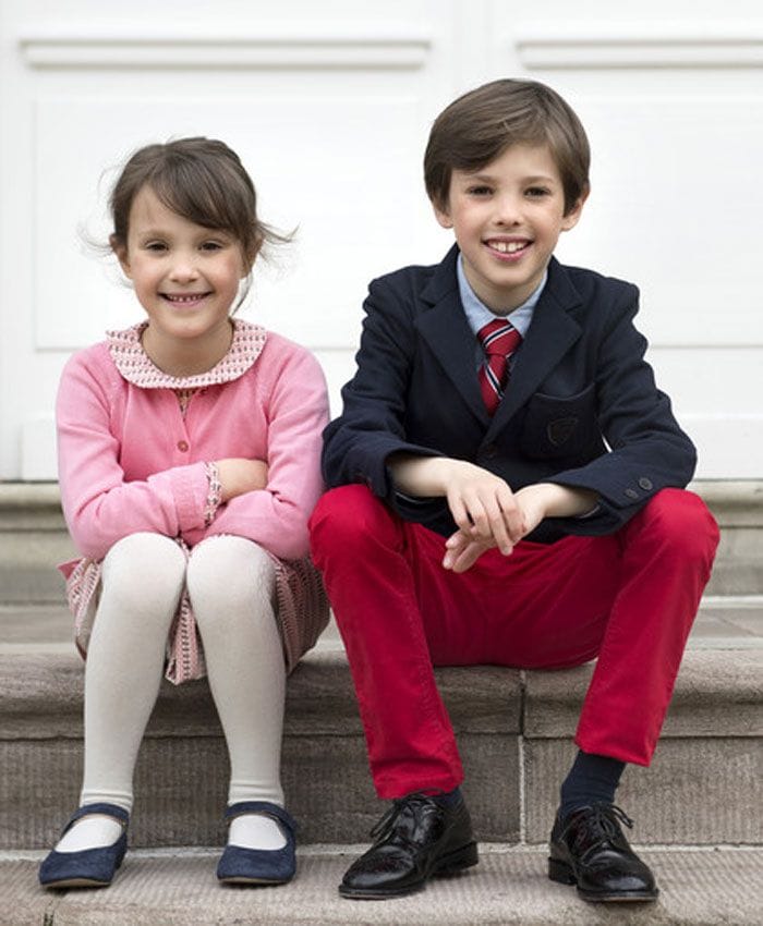 El príncipe Henrik de Dinamarca y su hermana Athena