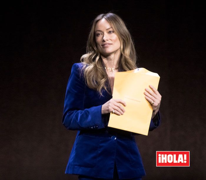 Imagen de Olivia Wilde con un misterioso sobre 