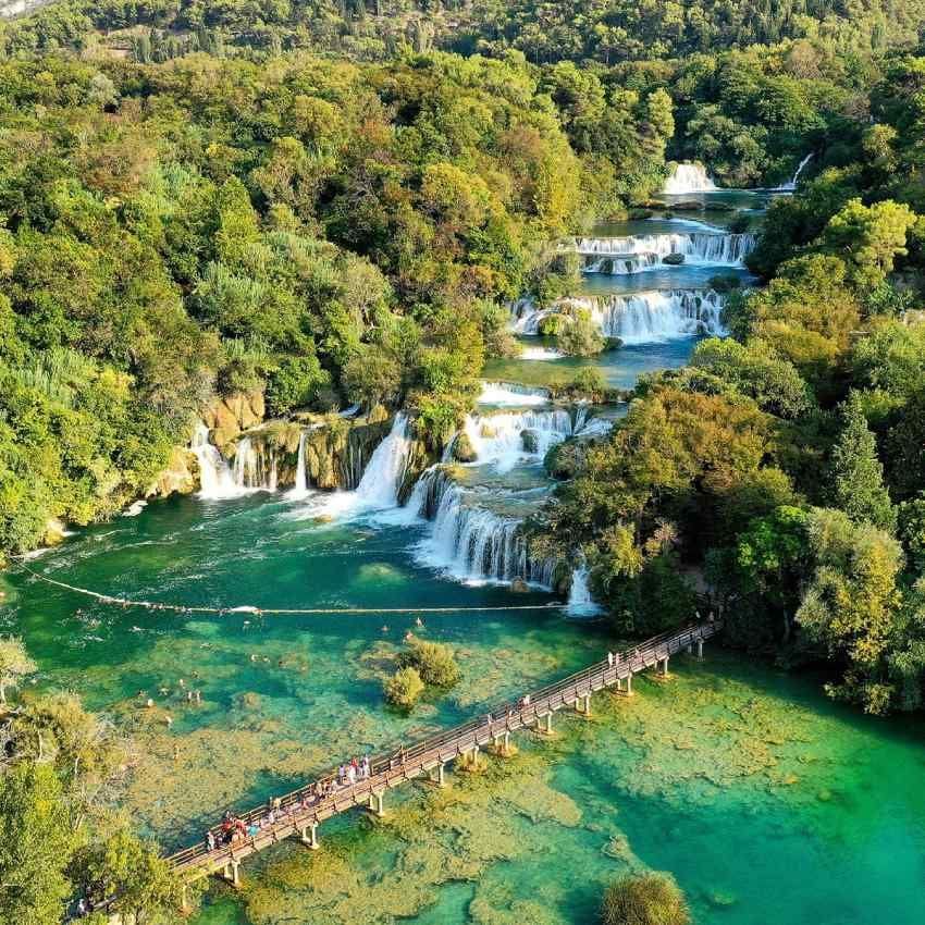 cascadas y piscinas naturales del parque nacional de krka croacia