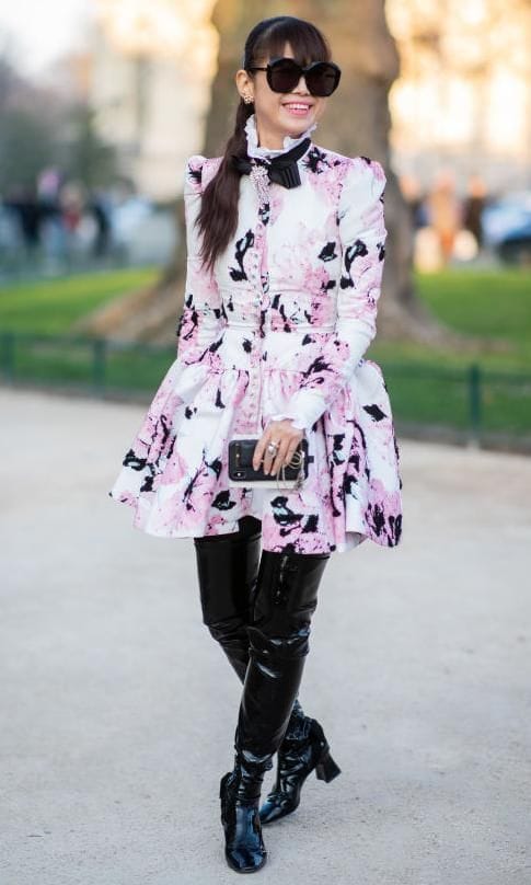 look de street style con vestido corto estampado y botas altas