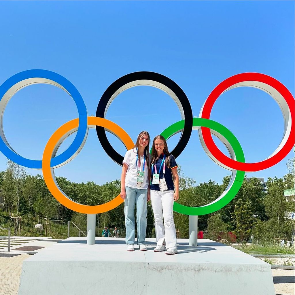 Leonor y Sofia junto a los aros olímpicos