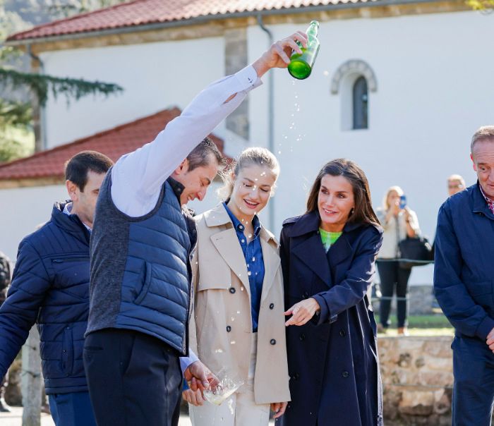 Los Reyes y sus hijas Leonor y Sofía visitan el Pueblo Ejemplar de Asturias 2023