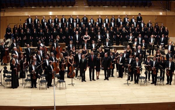 'Foto de familia' en el Auditorio Príncipe Felipe donde se celebró el concierto que tradicionalmente organiza la Fundación Príncipe de Asturias