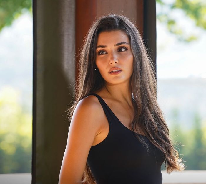 Hande Erçel en un fotograma de su nueva serie 'Bambaşka Biri'