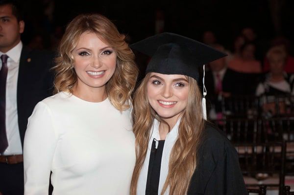 Sofía Castro, feliz durante la entrega de diplomas del Colegio Miraflores