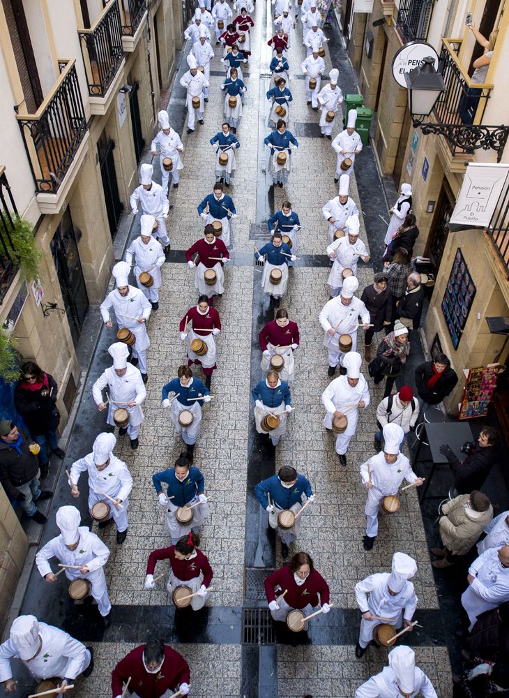 Los desfiles de tambores se sucenden durante 24 horas por las calles de San Sebastián en su Día Grande, cada 20 de enero