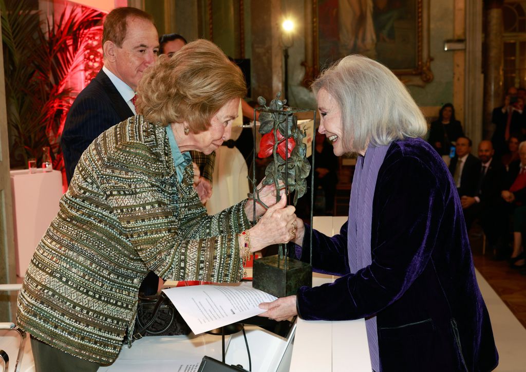 La Reina Sofía, junto a Núria Espert, una de las galardonadas con los Premios Sociales de la Fundación Mapfre 2024 en el acto celebrado en el Real Casino de Madrid