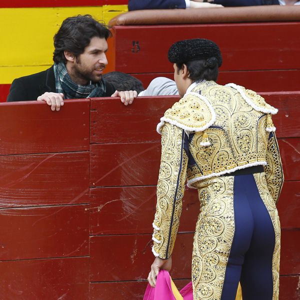 Ya fuera en el callejón o en el burladero, el torero escuchó atentamente los consejos de su hermano, con quien compartió alguna que otra risa
